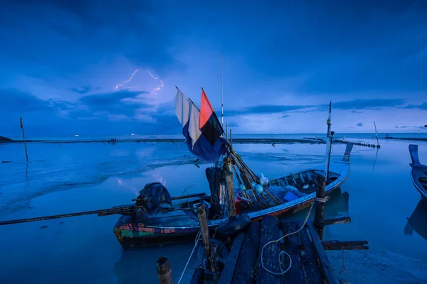 Bateau Pêche Amarré Par Plage Avec Ciel Nuageux Matin Paysage — Photo