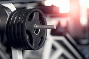 Demir halter ağırlık plakası, ekipman ve makineler spor salonunda.