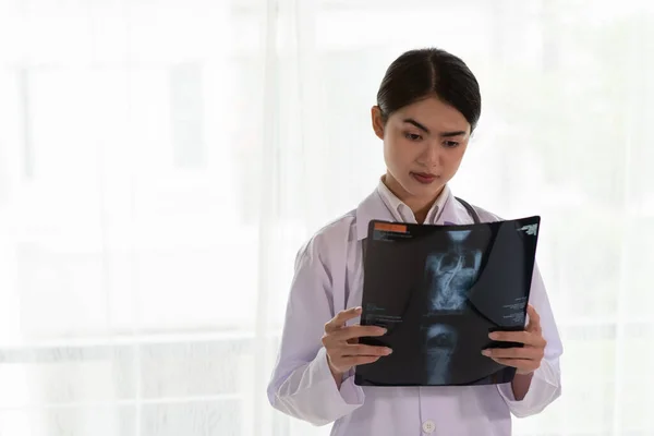 Female Radiology Doctor Examining Ray Film Patient Hospital Room Lung — Stock Photo, Image