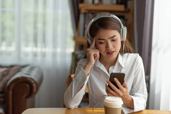 Stressad Ung Asiatisk Affärskvinna Medan Hon Tittade Sin Mobiltelefon Royaltyfria Stockbilder