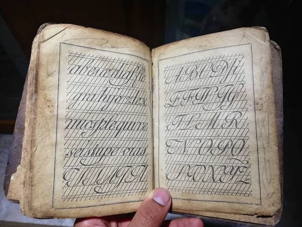 Haçlı eski bir kitap