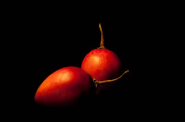 Siyah arkaplanda domates