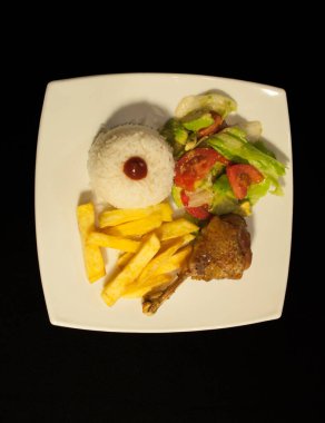 Patatesli kızarmış tavuk.