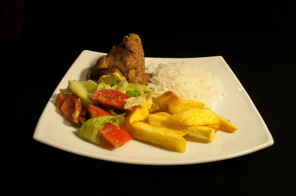 Kızarmış tavuk göğsü ve patates.