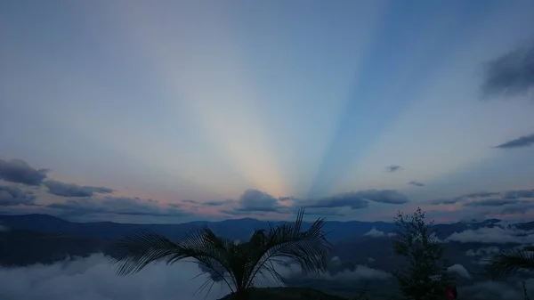 Dağların üzerinden Rainbow