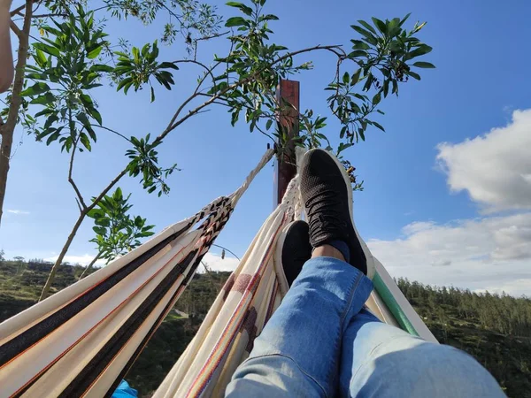 Jovem Relaxante Uma Rede — Fotografia de Stock