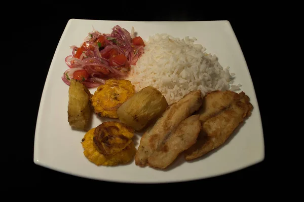 Ailenle ya da arkadaşlarınla öğle yemeği için salata ve pilav ile nefis kızarmış balık.