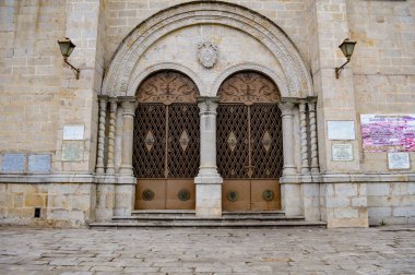 Ekvador 'un başkentinde eski bir kilise kapısı; Quito
