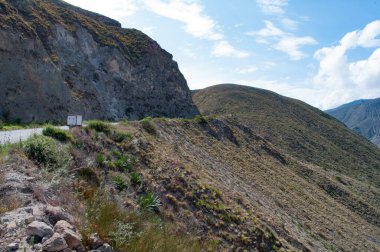 Dağlarda yol; mavi gökyüzü ile dağ manzarası