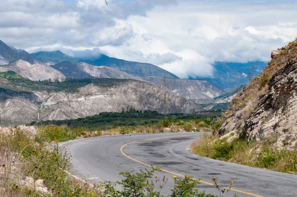 Dağlarda yol; mavi gökyüzü ile dağ manzarası