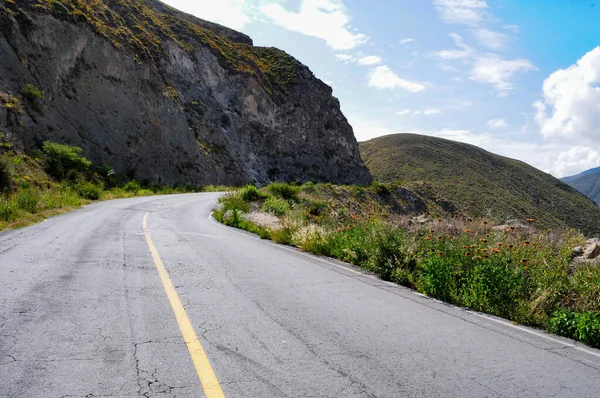 Dağlarda yol; mavi gökyüzü ile dağ manzarası