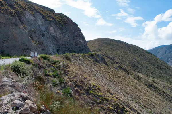 Dağlarda yol; mavi gökyüzü ile dağ manzarası