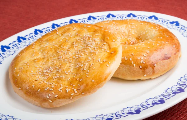 Печёный плоский хлеб с кунжутом — стоковое фото