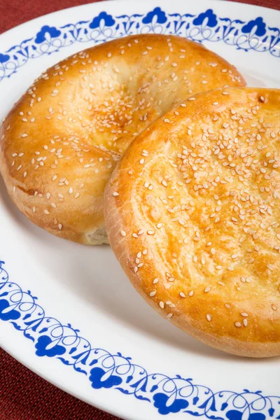 Печёный плоский хлеб с кунжутом — стоковое фото