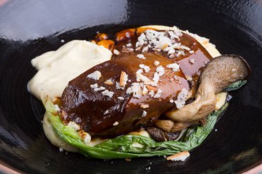 Sığır eti dilim patates püresi ile