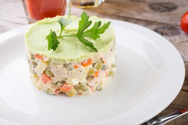 Bir plaka üzerinde Rus salatası