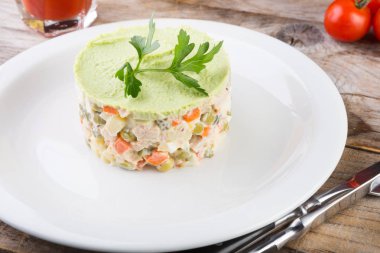 Bir plaka üzerinde Rus salatası