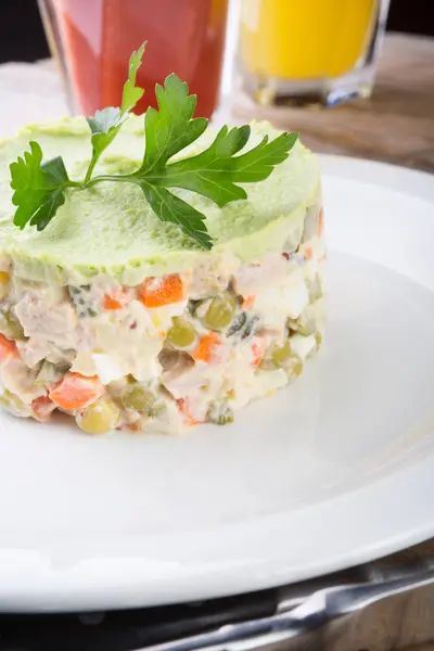 Salade russe dans une assiette — Photo