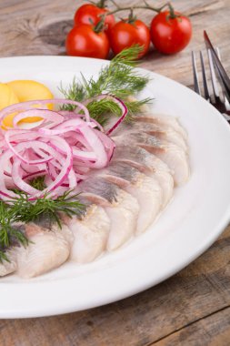 Patates ile dilimlenmiş ringa balığı