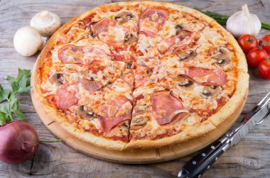 Pastırma ile tamamen pişmiş pizza