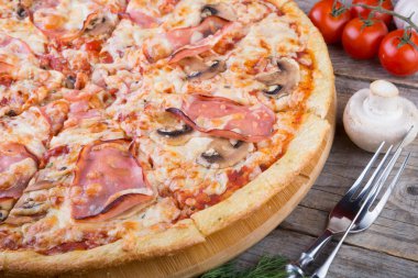 Pastırma ile tamamen pişmiş pizza