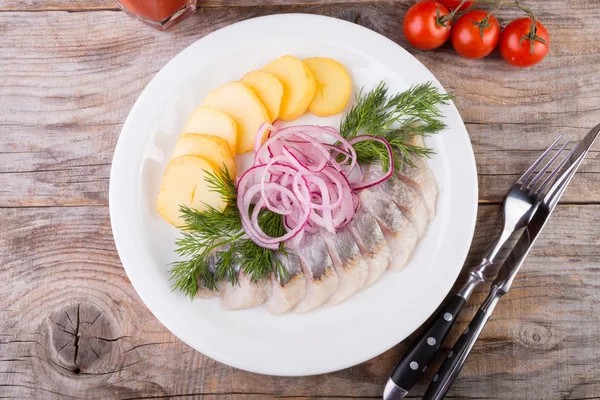 Patates ile dilimlenmiş ringa balığı