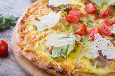 Bütün tavuk pizza ahşap bir masa üzerinde