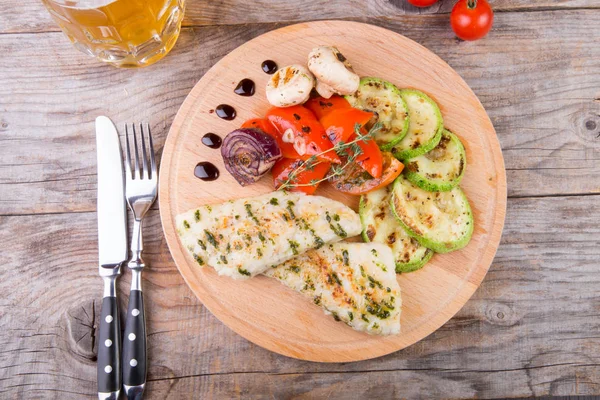 Chicken breast with grilled vegetables — Stock Photo, Image