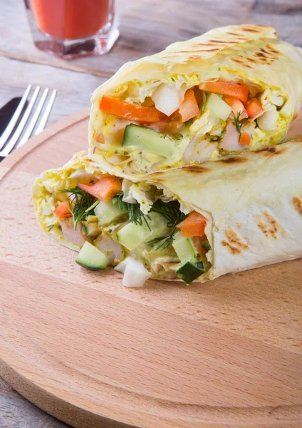Burrito na desce — Zdjęcie stockowe