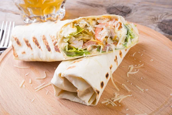 Burrito de frango com queijo — Fotografia de Stock