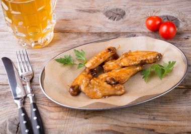 Kızarmış tavuk kanadı.