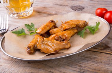 Kızarmış tavuk kanadı.