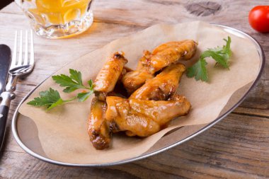 Kızarmış tavuk kanadı.