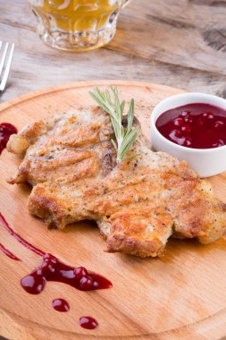 Kızarmış domuz eti biftek