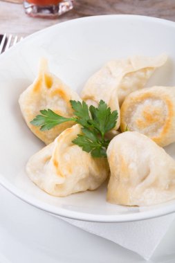 Kavanozda kızarmış börek.