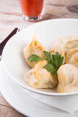 Kavanozda kızarmış börek.