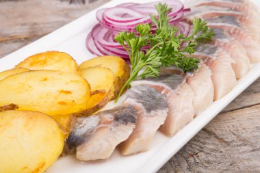 Patates ile dilimlenmiş ringa balığı