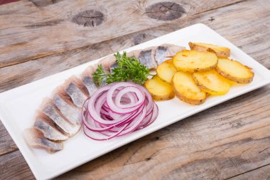 Patates ile dilimlenmiş ringa balığı
