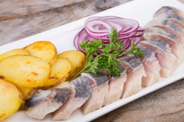 Patates ile dilimlenmiş ringa balığı