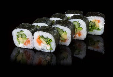 Siyah arka plan üzerine Japon rulo