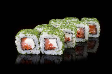 Siyah arka plan üzerine Japon rulo