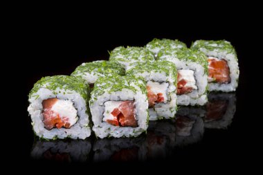 Siyah arka plan üzerine Japon rulo