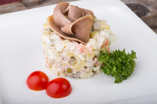 Русский салат с говяжьим языком — стоковое фото