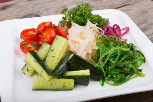 Légumes marinés sur une assiette blanche — Photo