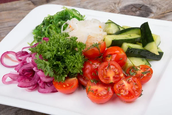 Légumes marinés sur une assiette blanche — Photo