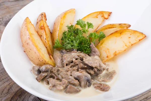 Beefstroganoff med potatis — Stockfoto