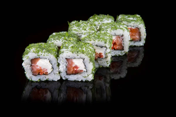 Siyah arka plan üzerine Japon rulo