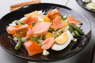 Siyah bir plaka üzerinde somon salata