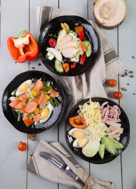 Üç farklı salata kümesi