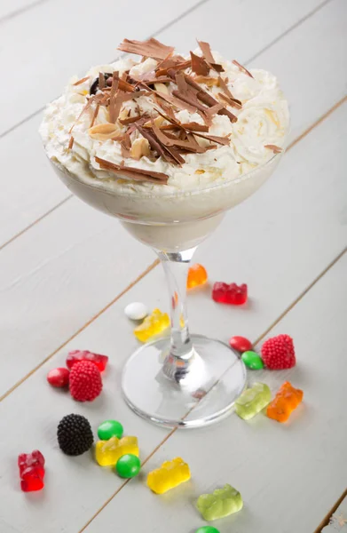 Молочний коктейль в склянку з цукерки — стокове фото